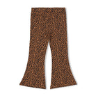 Jubel Flared Broek AOP - Queen Of Hearts Detail: "Detail van de Jubel Flared Broek AOP - Queen Of Hearts in Bruin, met een speelse hartjes en strikjes print en een flared stijl." Achterzijde